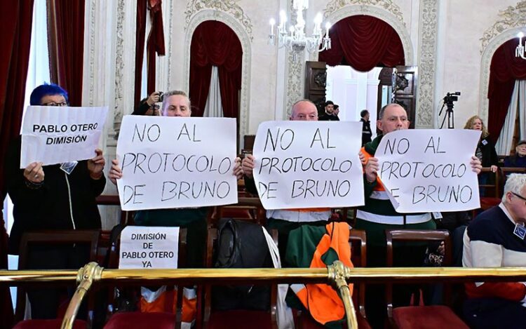 Jardineros protestando en el pleno / FOTO: Eulogio García