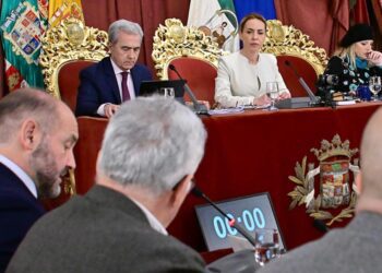 Martínez del Junco atenta a la exposición de Ortiz / FOTO: Eulogio García