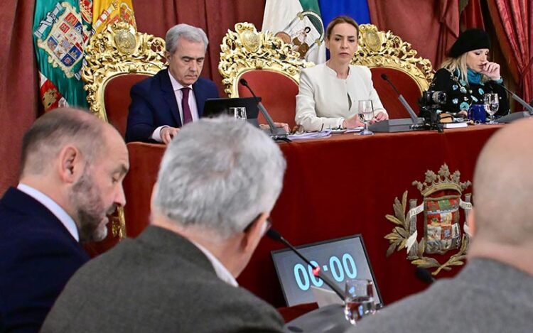 Martínez del Junco atenta a la exposición de Ortiz / FOTO: Eulogio García
