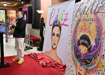 Antonio de Felipe explicando la actualización de su propia obra / FOTO: Eulogio García