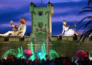 El frontal de las Puertas de Tierra durante la cabalgata / FOTO: Eulogio García