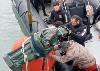 Sacando la escultura de la mar / FOTO: APBC
