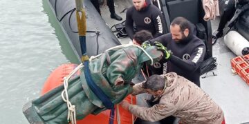 Sacando la escultura de la mar el pasado febrero / FOTO: APBC