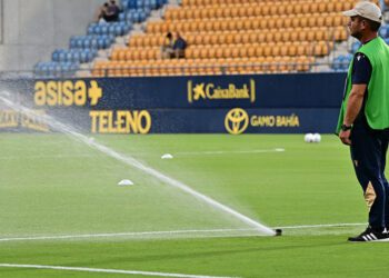 Regando el césped en la previa de un pasado encuentro / FOTO: Eulogio García