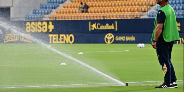 Regando el césped en la previa de un pasado encuentro / FOTO: Eulogio García