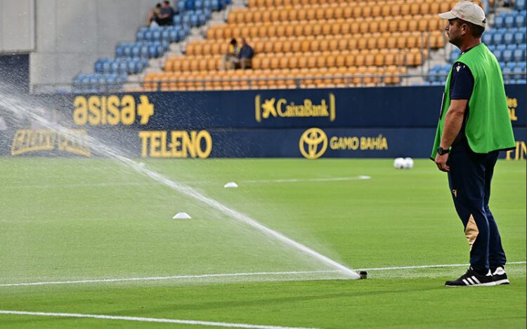 Regando el césped en la previa de un pasado encuentro / FOTO: Eulogio García