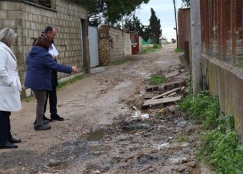 Supervisando el mal estado de caminos en el Marquesado / FOTO: Ayto.