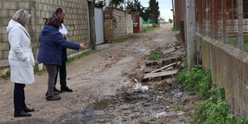 Supervisando el mal estado de caminos en el Marquesado / FOTO: Ayto.