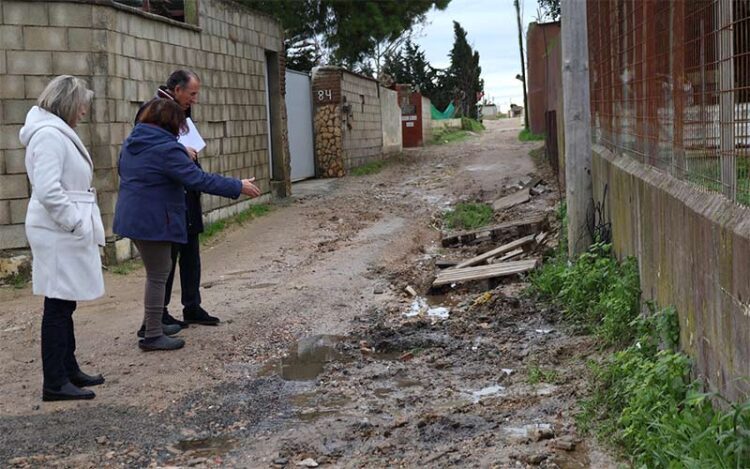 Supervisando el mal estado de caminos en el Marquesado / FOTO: Ayto.