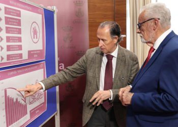 El alcalde expone a Maeztu diferentes indicadores locales / FOTO: Ayto.