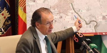 El alcalde recopila en un mapa viviendas públicas en la ciudad / FOTO: Ayto.