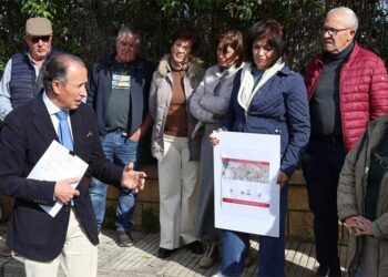 Román reunido con vecinos de la zona / FOTO: Ayto.