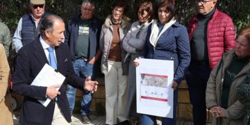 Román reunido con vecinos de la zona / FOTO: Ayto.