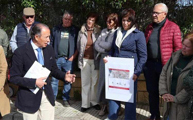 Román reunido con vecinos de la zona / FOTO: Ayto.