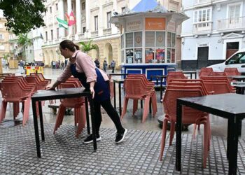 Montando una terraza en la capital gaditana / FOTO: Eulogio García