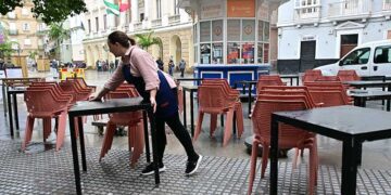 Montando una terraza en la capital gaditana / FOTO: Eulogio García