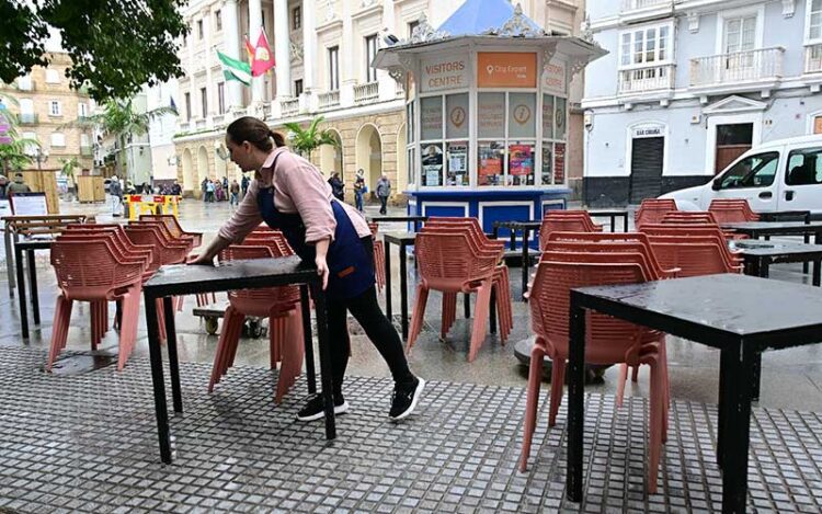 Montando una terraza en la capital gaditana / FOTO: Eulogio García