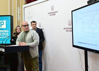 Teruel ofrece detalles del parking planteado / FOTO: Eulogio García