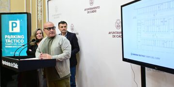 Teruel ofrece detalles del parking planteado / FOTO: Eulogio García