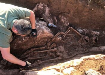 Trabajos en una fosa común en Villaluenga / FOTO: Diputación
