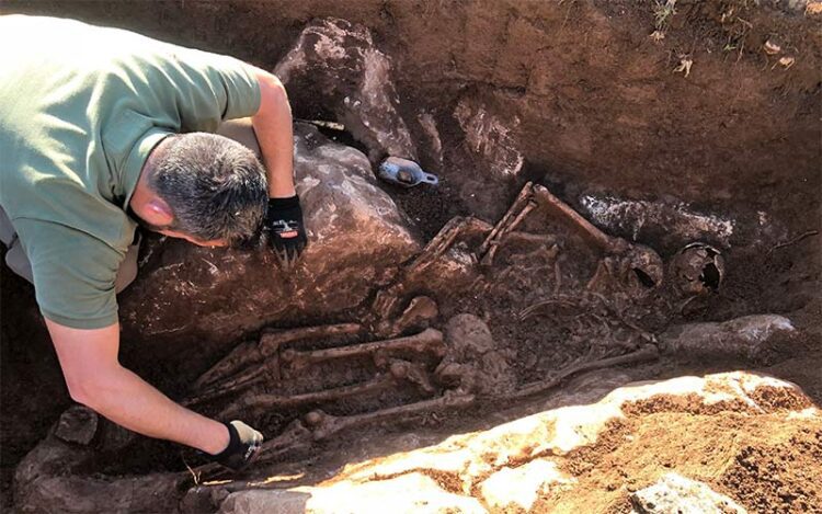 Trabajos en una fosa común en Villaluenga / FOTO: Diputación