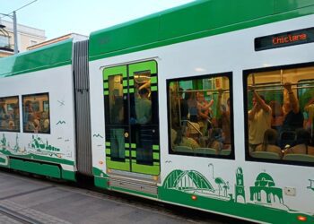 Tranvía lleno atravesando la calle Real / FOTO: DBC