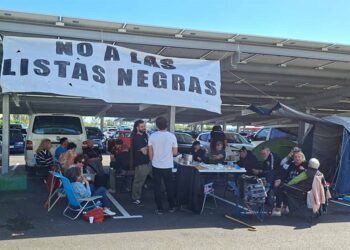 Acampada protesta frente a los tornos de la antigua Bazán / FOTO: cedida