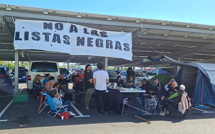 Acampada protesta frente a los tornos de la antigua Bazán / FOTO: cedida