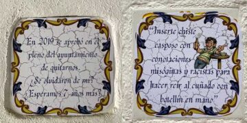 Dos de los azulejos tapando los originales / FOTO: cedida