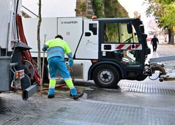 Operario de limpieza cargando agua en su vehículo / FOTO: Eulogio García