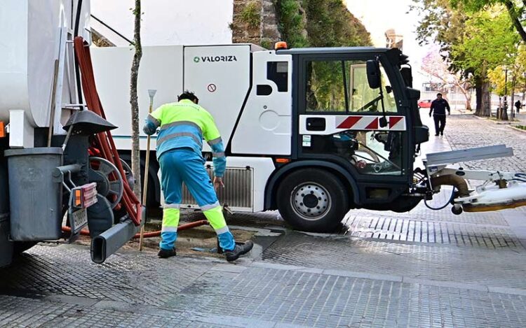 Operario de limpieza cargando agua en su vehículo / FOTO: Eulogio García