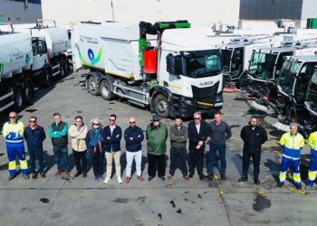 Posado con los nuevos vehículos adquiridos por FCC / FOTO: Ayto.