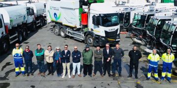 Posado con los nuevos vehículos adquiridos por FCC / FOTO: Ayto.