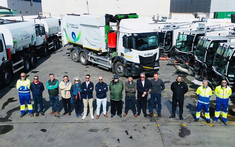 Posado con los nuevos vehículos adquiridos por FCC / FOTO: Ayto.