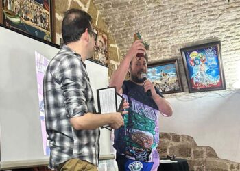 Bocuñano orgulloso con su Holoturia Homenaje / FOTO: cedida