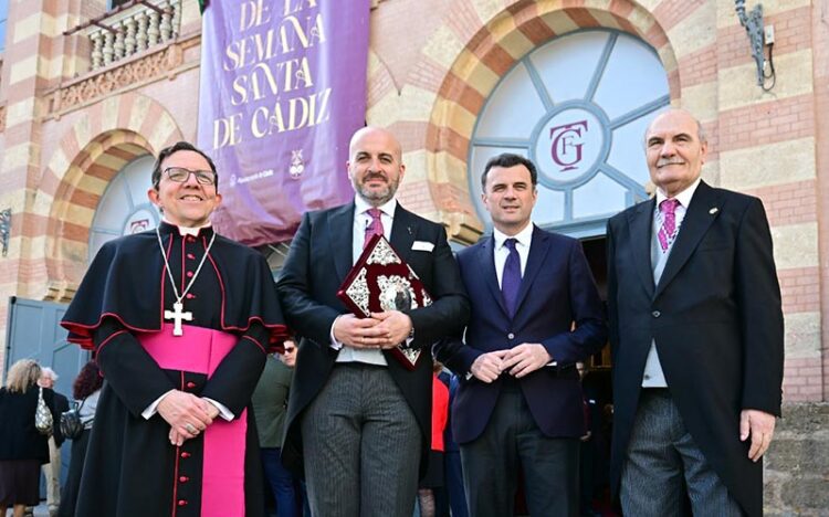 El presidente del Consejo de Cofradías y el alcalde en la recepción del pregonero / FOTO: Eulogio García