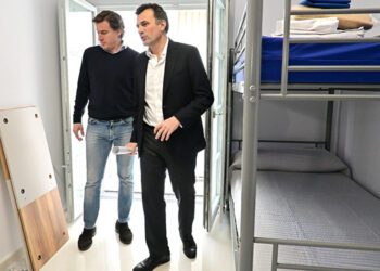 Supervisando uno de los dormitorios / FOTO: Eulogio García