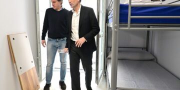 Supervisando uno de los dormitorios / FOTO: Eulogio García