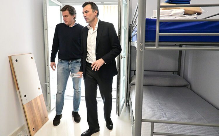 Supervisando uno de los dormitorios / FOTO: Eulogio García