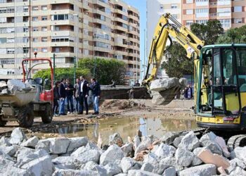 La comitiva del alcalde supervisando los primeros movimientos de tierra / FOTO: Eulogio García