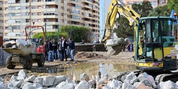La comitiva del alcalde supervisando los primeros movimientos de tierra / FOTO: Eulogio García