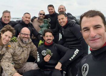 Militares con la escultura del niño y la mano / FOTO: APBC