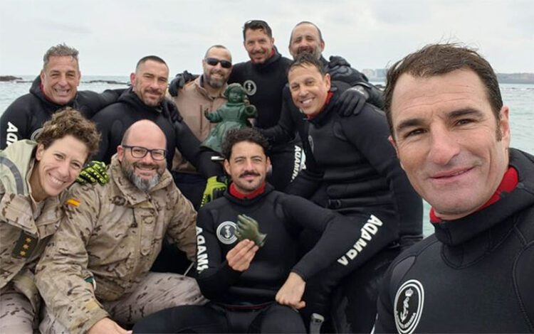 Militares con la escultura del niño y la mano / FOTO: APBC