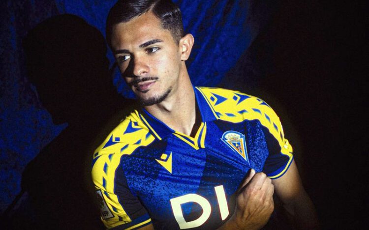 Detalle promocional de la nueva camiseta retro / FOTO: Cádiz CF