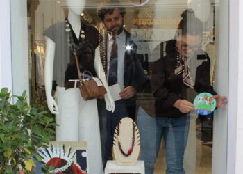 Colocando el distintivo de la campaña en un escaparate / FOTO: Ayto.