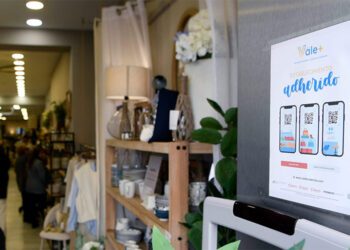 El cartel de la campaña en uno de los negocios adheridos / FOTO: Diputación