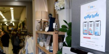 El cartel de la campaña en uno de los negocios adheridos / FOTO: Diputación