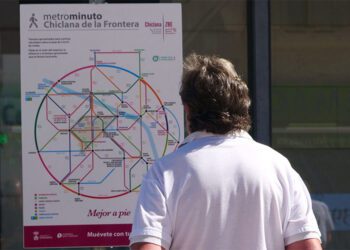 Consultando el metrominuto del centro chiclanero / FOTO: Ayto.