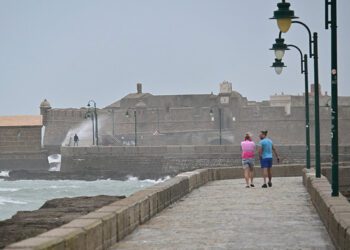 Acceso al castillo en una jornada de temporal / FOTO: Eulogio García