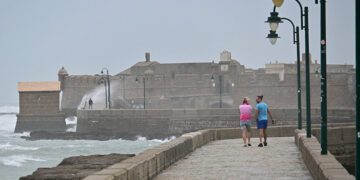 Acceso al castillo en una jornada de temporal / FOTO: Eulogio García